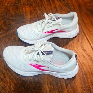 size 8.5 brooks running shoes white and pink